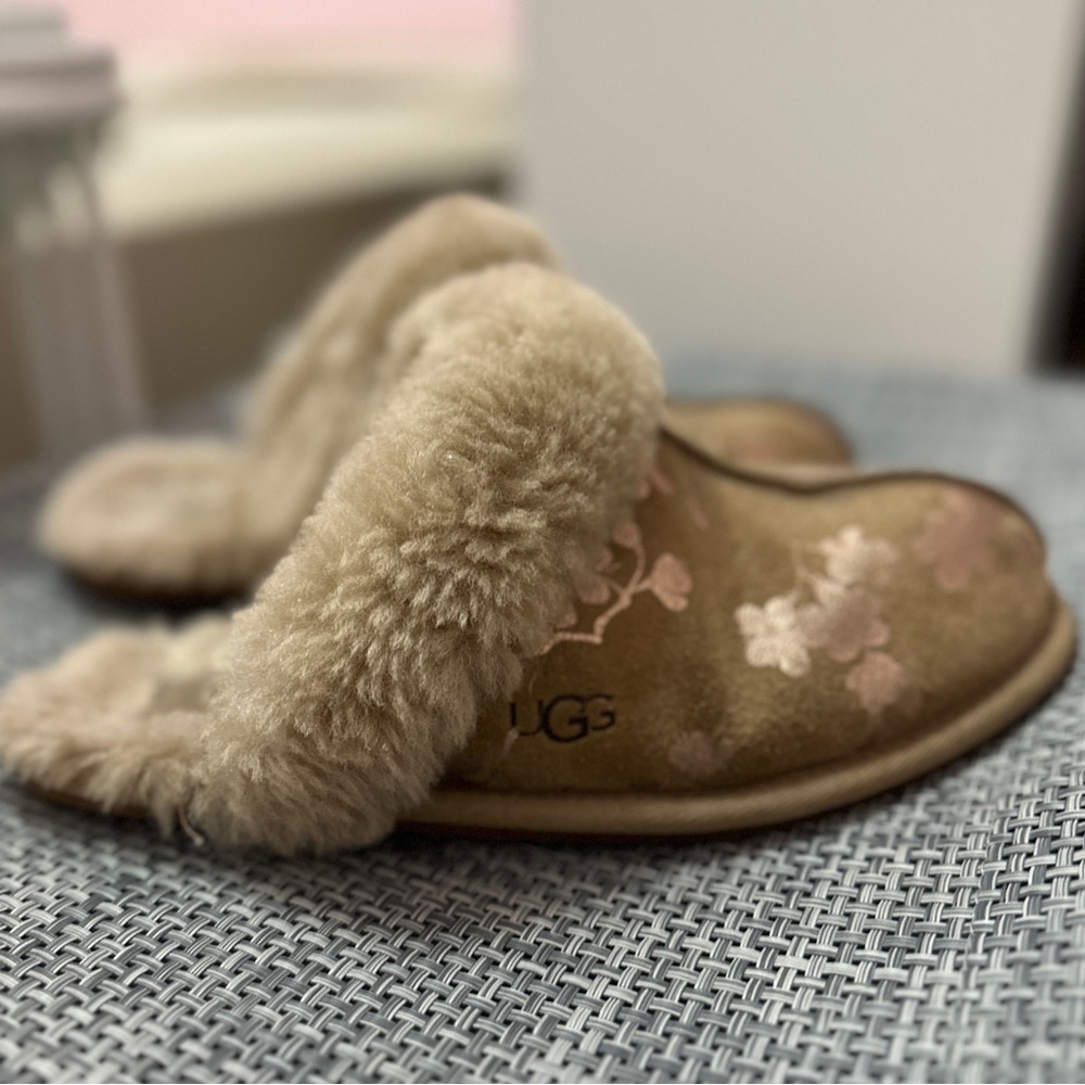 UGG Scuffette 2 Floral Foil - Size 6